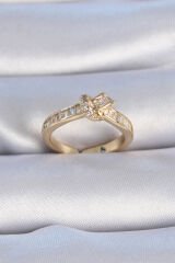 Pirinç Gold Renk Zirkon Taşlı Düğüm Model Kadın Yüzük